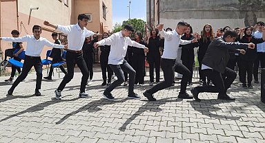 Liseli gençler bahar şenliğinde doyasıya eğlendi