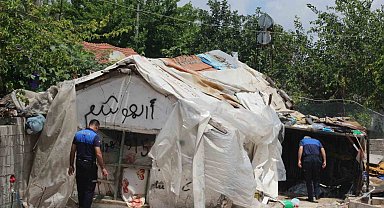 Mahalleliyi isyan ettiren metruk çöp ev, belediye ekiplerince yıkıldı