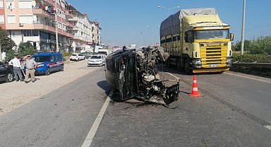 Makas atarken bariyerlere çarptı, hurdaya dönen otomobilden yaralı çıkarıldı