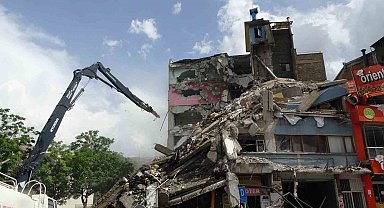 Malatya'da ağır hasarlı binaların yıkımı devam ediyor