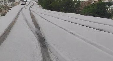 Malatya'da dolu yolları kapattı, çok sayıda araç yolda kaldı