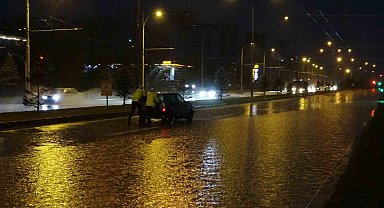 Malatya'yı sağanak vurdu, araçlar yolda kaldı