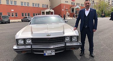 Merhum Alparslan Türkeş'in otomobiliyle oy kullanmaya geldi