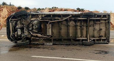 Mersin'de minibüs devrildi: 7 yaralı