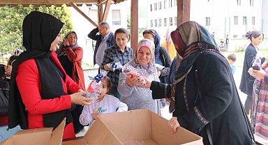 Meslek liseli öğrenciler depremzede çocukları yaptıkları bebeklerle sevindirdi