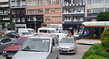 Metrelerce uzayan otobüs kuyruğu trafiğin sıkışmasına neden oldu