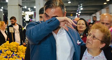 Milletvekili seçilemeyen adaya sakladığı posterini gösterince duygu dolu anlar yaşandı