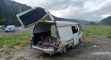 Minibüs kontrolden çıktı, defalarca takla attı: 2 yaralı