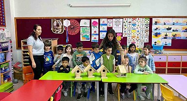 Minik eller kuş yuvalarını renklendirdi