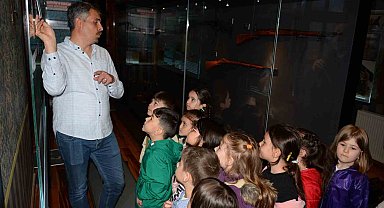 Minik öğrenciler Radyo Sergisi'ni ziyaret etti