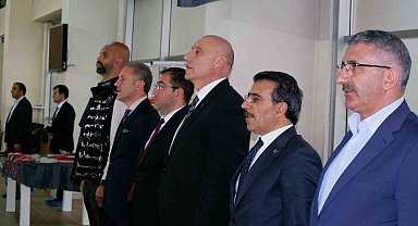 Minik yüzücüler madalya için yarıştı