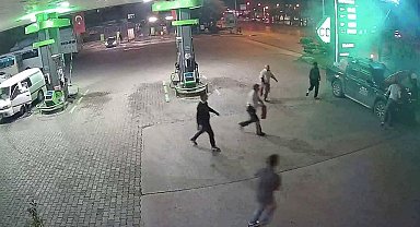 Motorunda yangın başlayan kamyonettekilerin akaryakıt istasyonunda 'pes' dedirten sakinliği