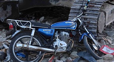 Motosiklet park halindeki kepçeye çarptı: 2 yaralı