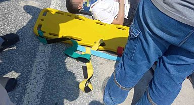 Motosiklet sürücüsü taklalar attı, çarpıştığı otomobil sürücüsü hiçbir şey olmamış gibi kaçtı