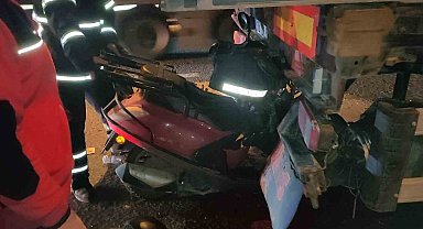 Motosiklet tıra ok gibi saplandı: Motokurye hayatını kaybetti