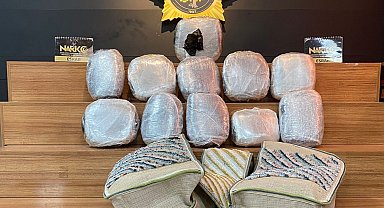 Motosikletin heybesinde 12 kilogram esrar yakalandı