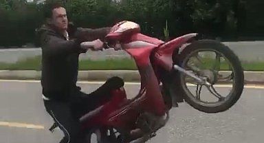 Motosikletli gencin tehlikeli oyunu kamerada