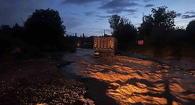 Nevşehir'de selde mahsur kalan şoför, iş makinasıyla kurtarıldı