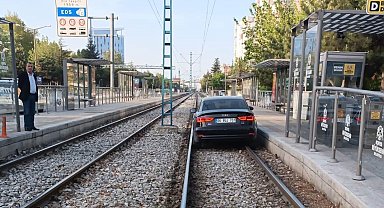 Normal yol diye tramvay yoluna giren sürücü alkollü çıktı