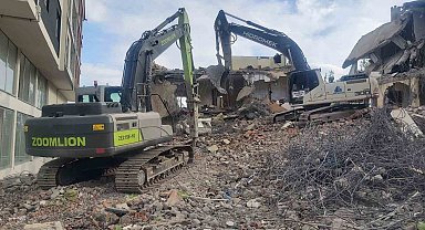 Nurhak'ta ağır hasarlı binaların yıkımı devam ediyor