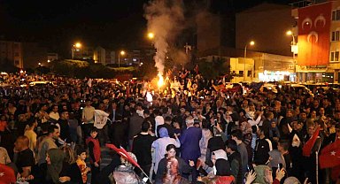 Oltu'da seçim sevincini saatlerce halay çekerek kutladılar