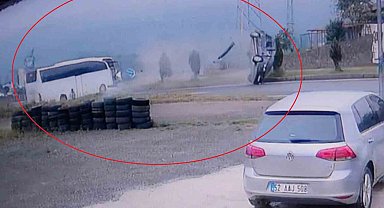 Ordu'da yolcu otobüsü ile hafif ticari aracın çarpıştığı kaza kamerada