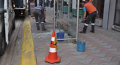 Otobüs durağı vandalların hedefi oldu