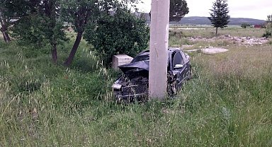 Otomobil aydınlatma direğine çarptı: 1 yaralı