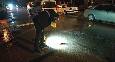 Otomobil ile geldikleri iş yerini kurşuna tuttular