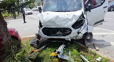 Otomobil ile kamyonet çarpıştı: 5 yaralı