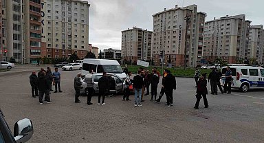 Otomobil ile yolcu minibüsü çarpıştı: 1 yaralı