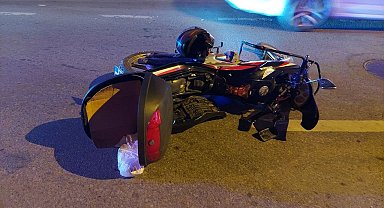 Otomobil sürücüsü kuryeye çarpıp kaçtı