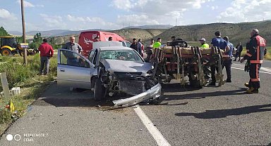 Otomobil traktöre arkadan çarptı: 1 ölü