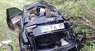 Otomobil yoldan çıkıp ağaca çarptı: 1 ölü, 5 yaralı