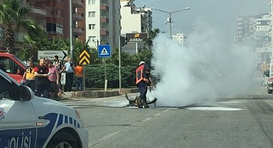 Otomobile çarpan motosiklet alev alev yandı