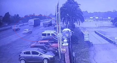 Otomobilin tırın altına girip 1 kişinin öldüğü kaza anı kamerada