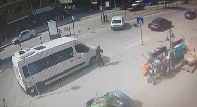 Otomobilin yayaya çarpma anları kameraya yansıdı