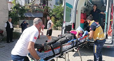 Otomobille çarpışan elektrikli bisiklet sürücüsü genç ağır yaralandı