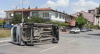 Otomobille çarpışan ticari araç yan yattı: 2 yaralı