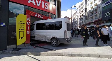 Otomobille minibüs çarpıştı: 7 yaralı