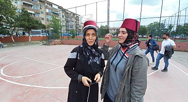 Oy kullanmaya başlarındaki fes ile geldiler