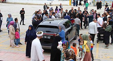 Oy kullanmaya geldiler, TOGG'u görünce cep telefonlarına sarıldılar