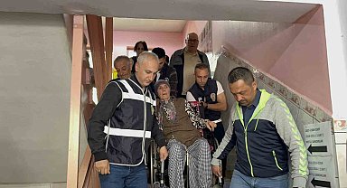 Oy kullanmaya gelen parkinson hastasına polisler yardım etti