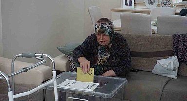 Oy kullanmaya gidemeyen seçmene 'seyyar sandık' gitti