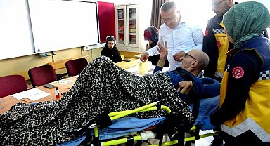 Oy kullanmaya sedye ile getirildi