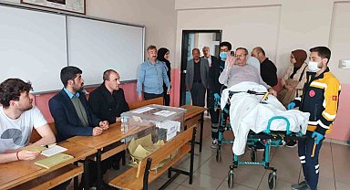 Oy kullanmaya sedyeyle gitti