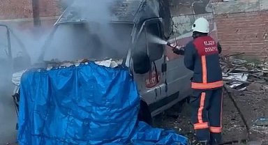 Park halindeki araç alev aldı