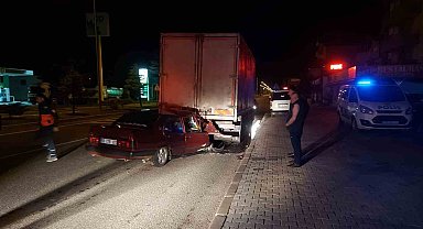 Park halindeki kamyona arkadan çarpan otomobil sürücüsü ağır yaralandı