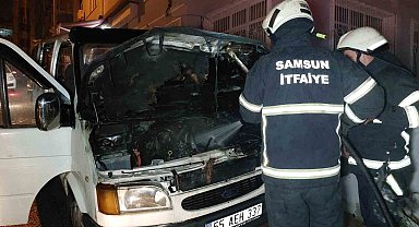 Park halindeki minibüste yangın çıktı