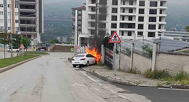 Park halindeki otomobil hareket edip direğe çarparak yandı